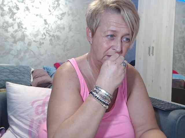 LovePinkLilli webcam