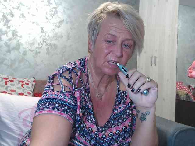 LovePinkLilli webcam