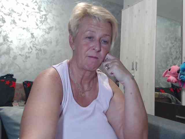 LovePinkLilli webcam
