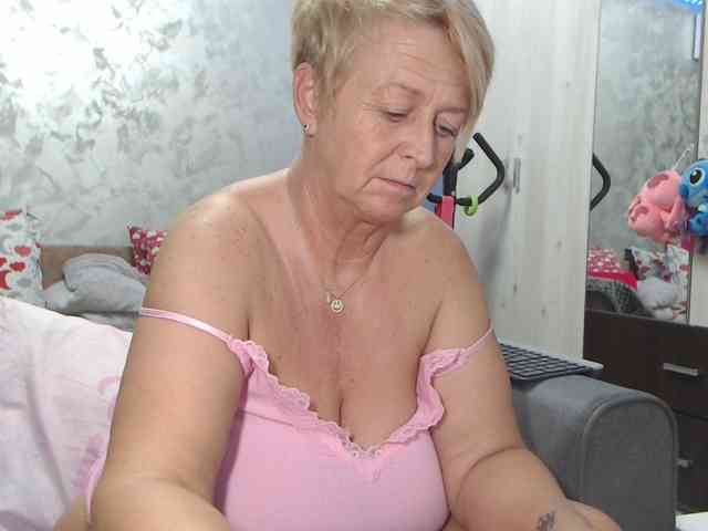 LovePinkLilli webcam