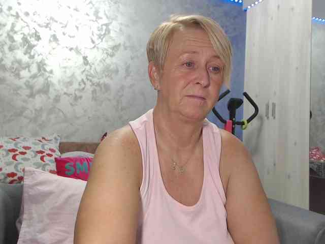 LovePinkLilli webcam