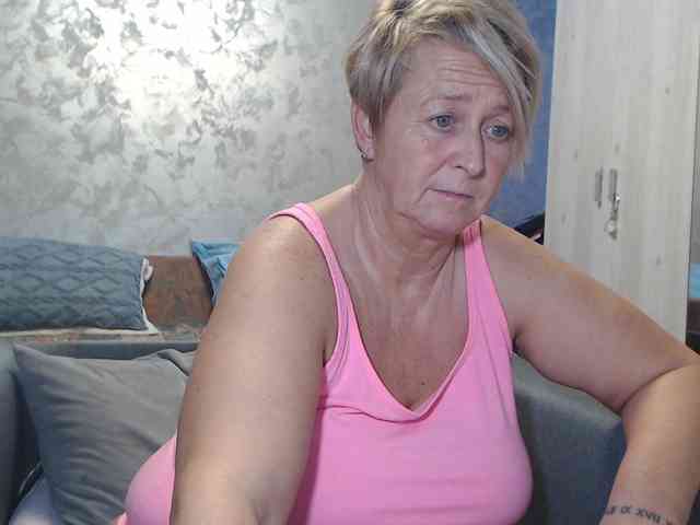 LovePinkLilli webcam