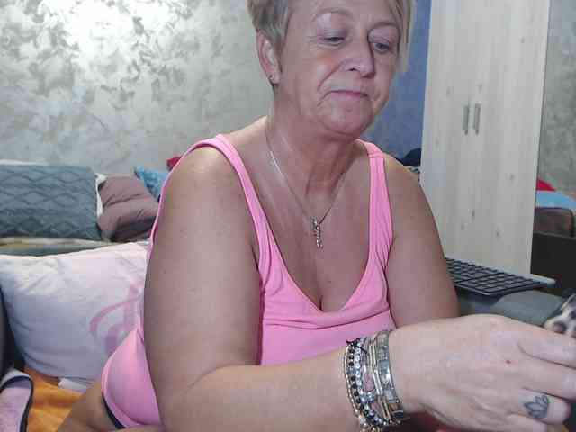 LovePinkLilli webcam