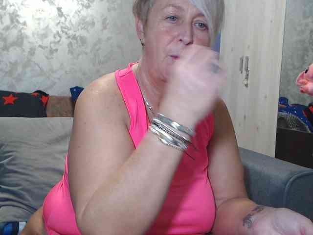 LovePinkLilli webcam