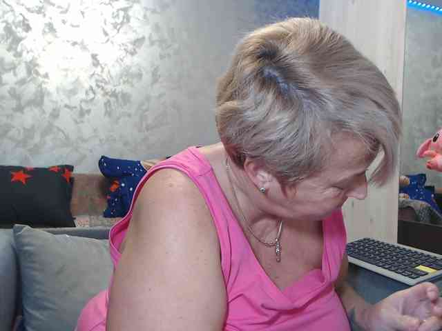 LovePinkLilli webcam