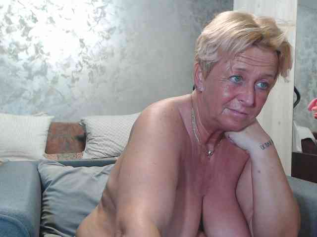 LovePinkLilli webcam