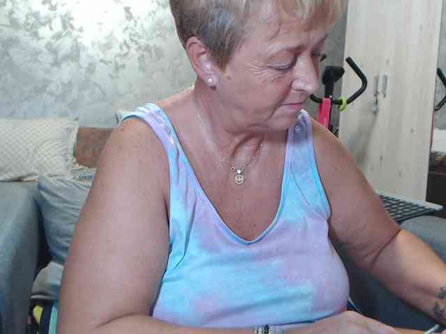 LovePinkLilli webcam