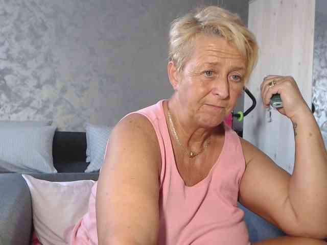 LovePinkLilli webcam
