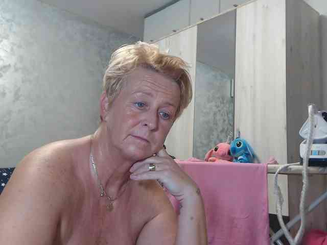 LovePinkLilli webcam