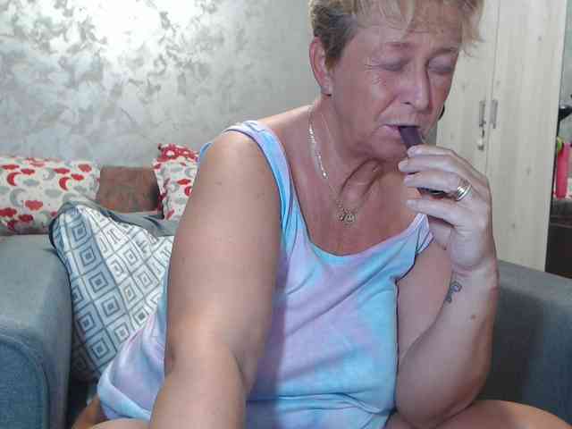 LovePinkLilli webcam