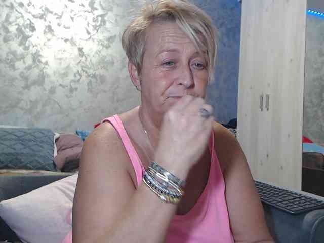 LovePinkLilli webcam