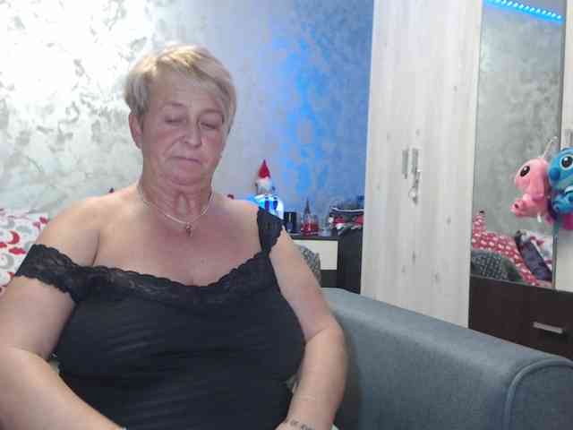 LovePinkLilli webcam