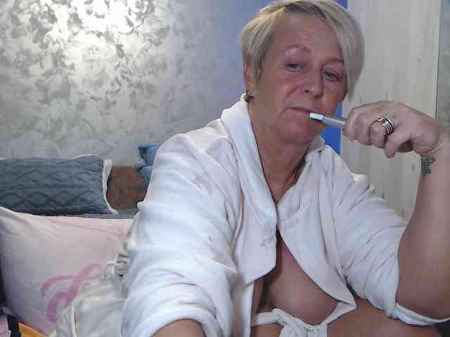 LovePinkLilli webcam