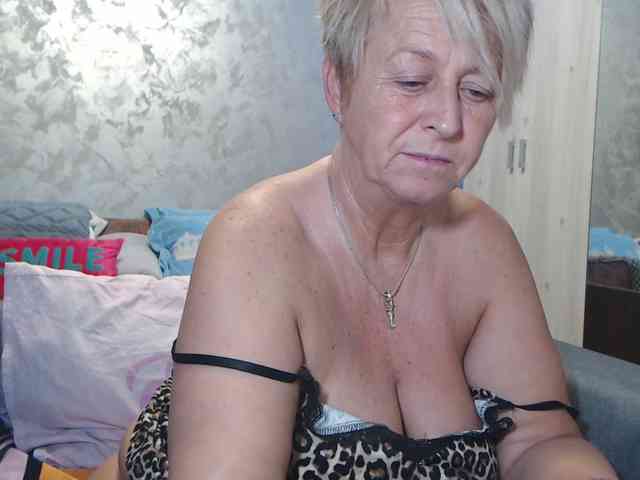 LovePinkLilli webcam