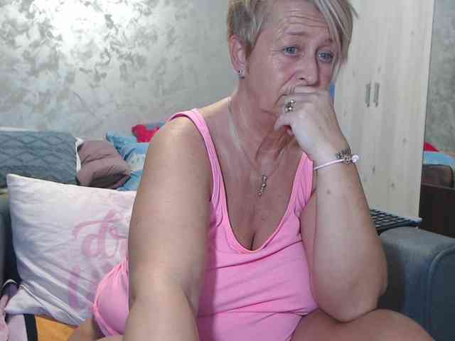 LovePinkLilli webcam