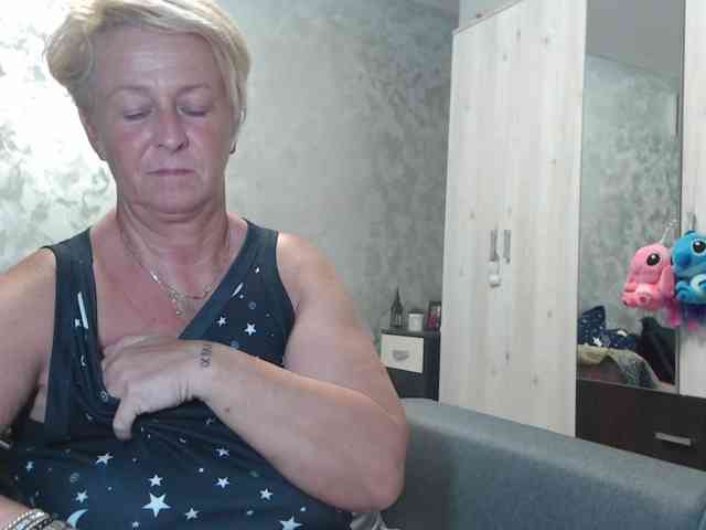 LovePinkLilli webcam