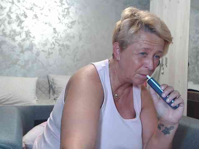 LovePinkLilli webcam