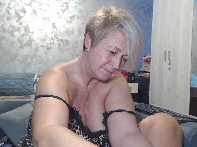 LovePinkLilli webcam