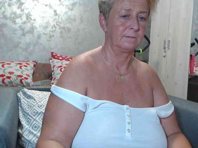 LovePinkLilli webcam