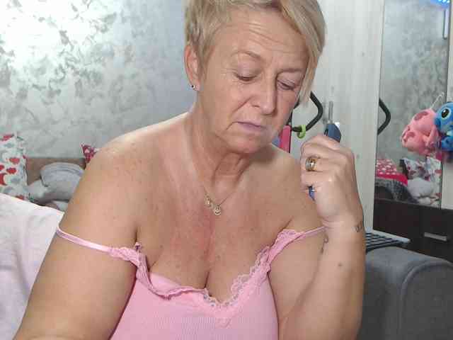 LovePinkLilli webcam