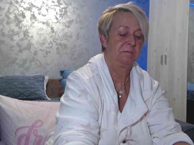 LovePinkLilli webcam