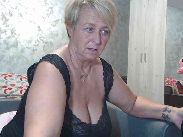 LovePinkLilli webcam