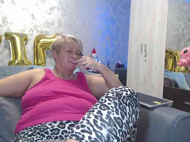 LovePinkLilli webcam