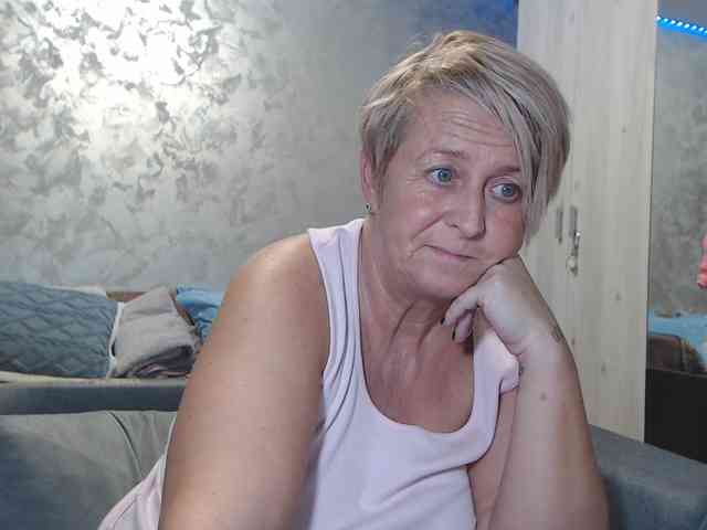 LovePinkLilli webcam