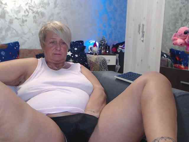 LovePinkLilli webcam