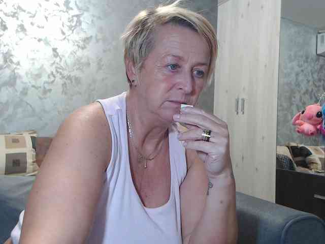 LovePinkLilli webcam