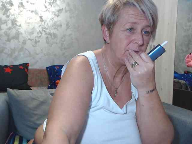 LovePinkLilli webcam