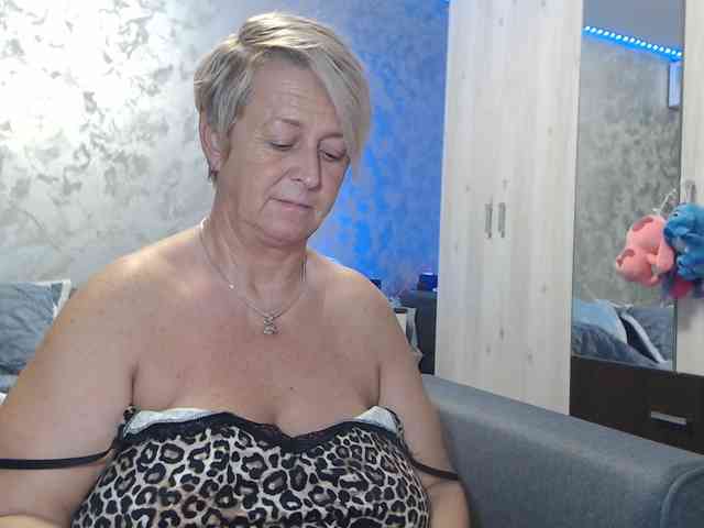 LovePinkLilli webcam