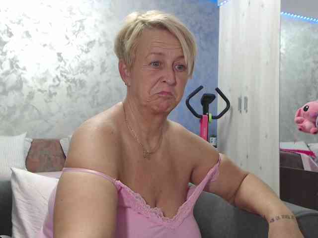 LovePinkLilli webcam