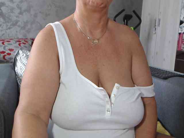 LovePinkLilli webcam