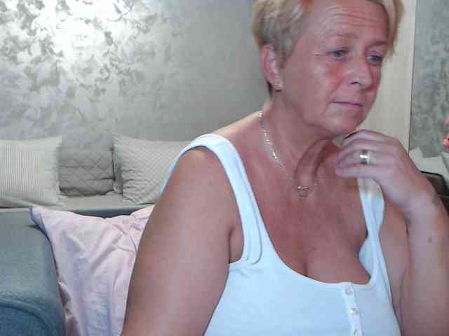 LovePinkLilli webcam