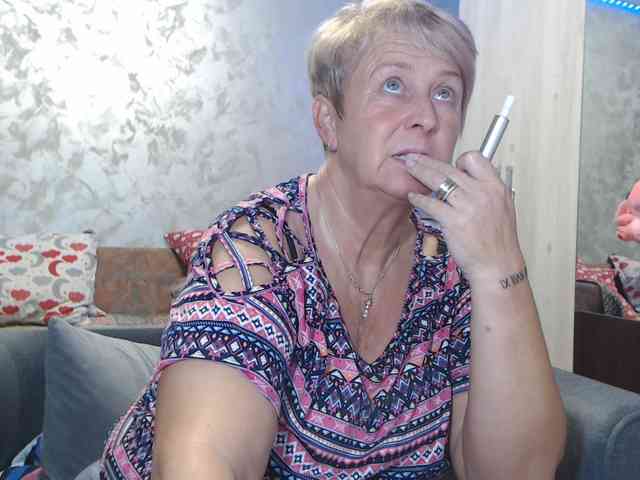 LovePinkLilli webcam