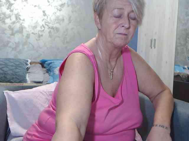 LovePinkLilli webcam