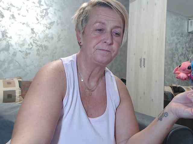 LovePinkLilli webcam
