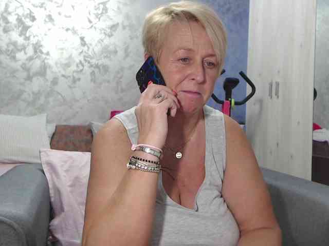 LovePinkLilli webcam