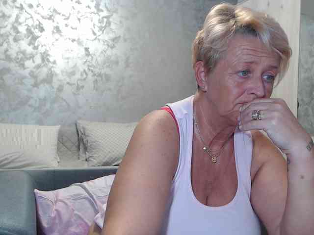 LovePinkLilli webcam