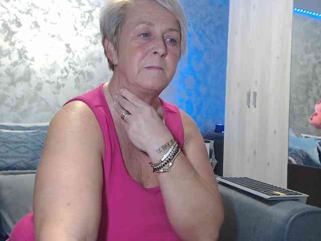 LovePinkLilli webcam