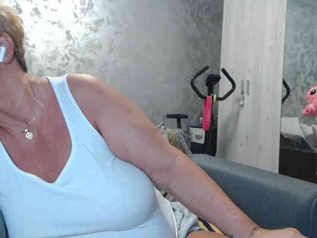 LovePinkLilli webcam