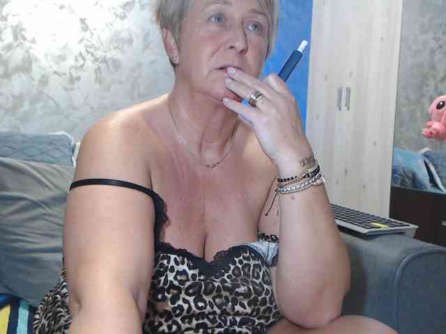 LovePinkLilli webcam