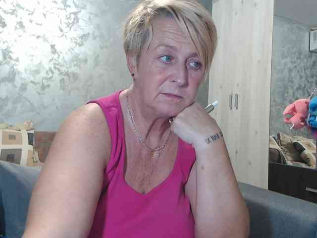 LovePinkLilli webcam