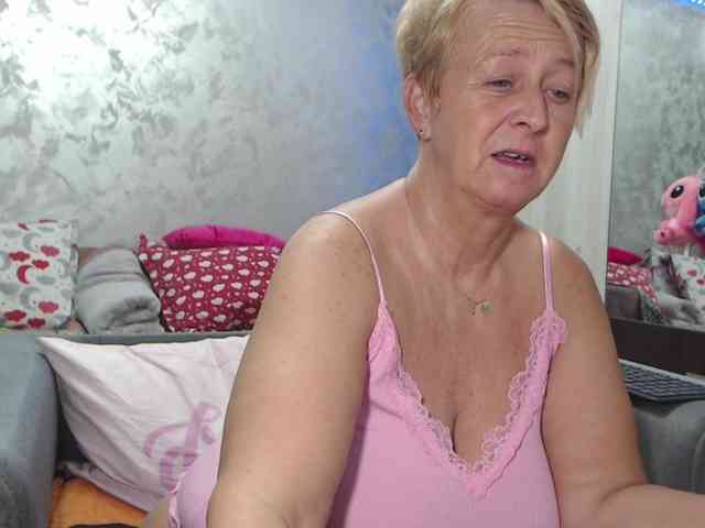 LovePinkLilli webcam