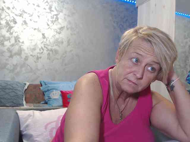 LovePinkLilli webcam