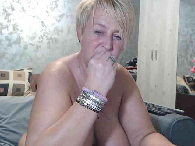 LovePinkLilli webcam