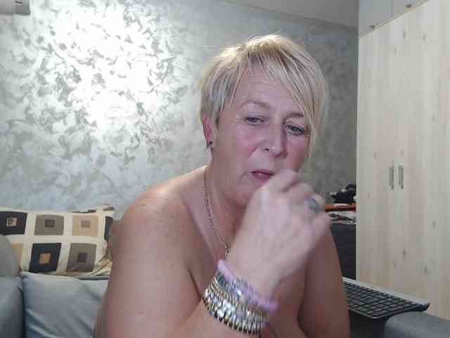LovePinkLilli webcam