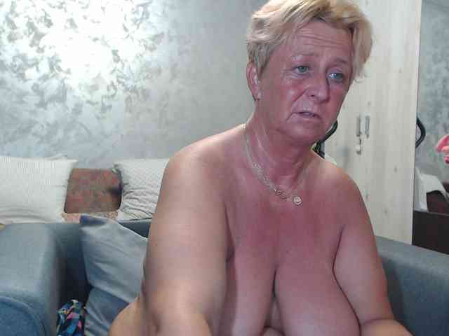 LovePinkLilli webcam