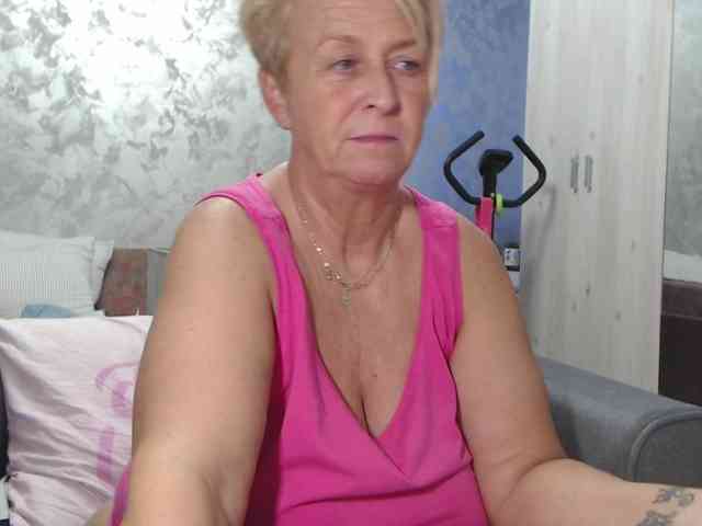 LovePinkLilli webcam